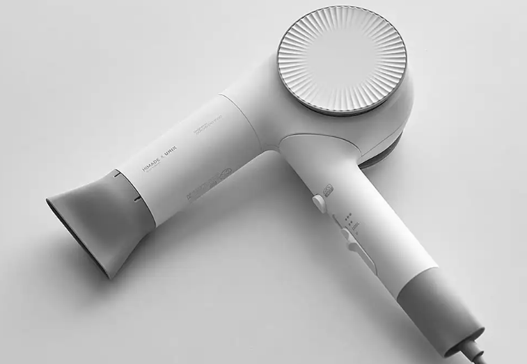 Can you bring a hairdryer on the plane?